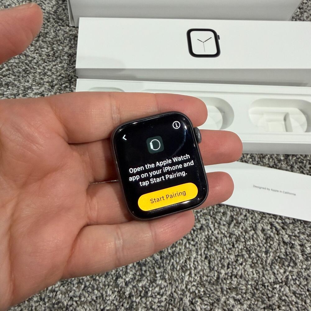 Apple Watch Series 4, 44mm Space Gray Aluminum MU6E2LL/A (GPS) - Picture 2 of 7